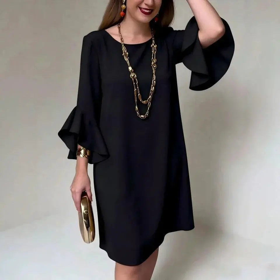 Robe noire féminine à manches volantées, style élégant et moderne pour toutes les occasions