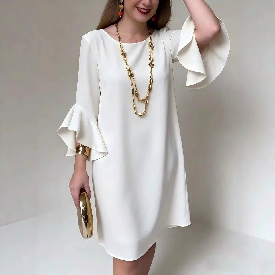 Robe blanche élégante à manches volantées, style féminin et moderne, idéale pour toutes occasions
