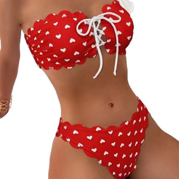 Maillot de bain deux pièces rouge à cœurs blancs, bordure ondulée, style féminin et élégant