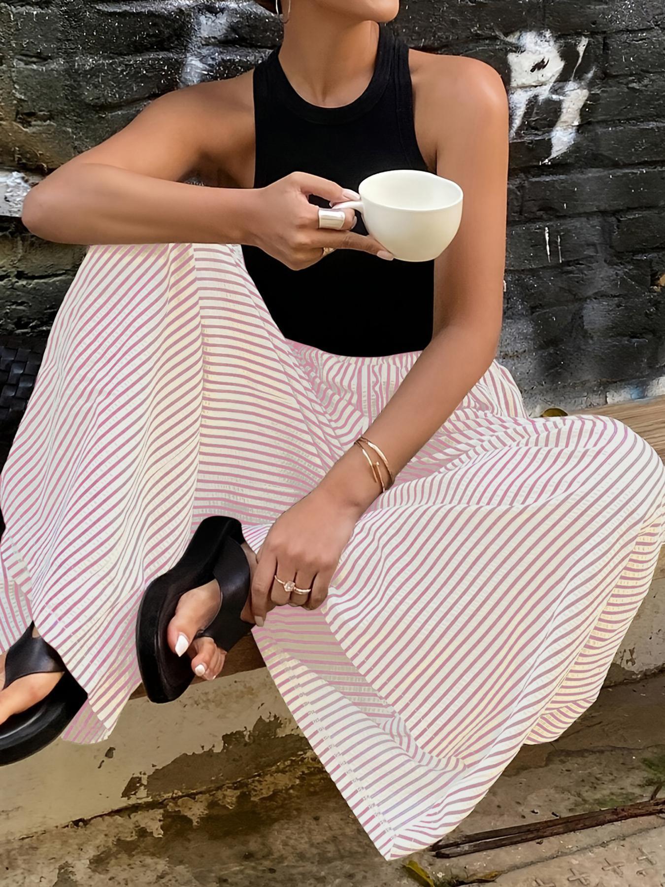 Robe bohème rayée rose et blanche, top noir, sandales plates — mode féminine élégante