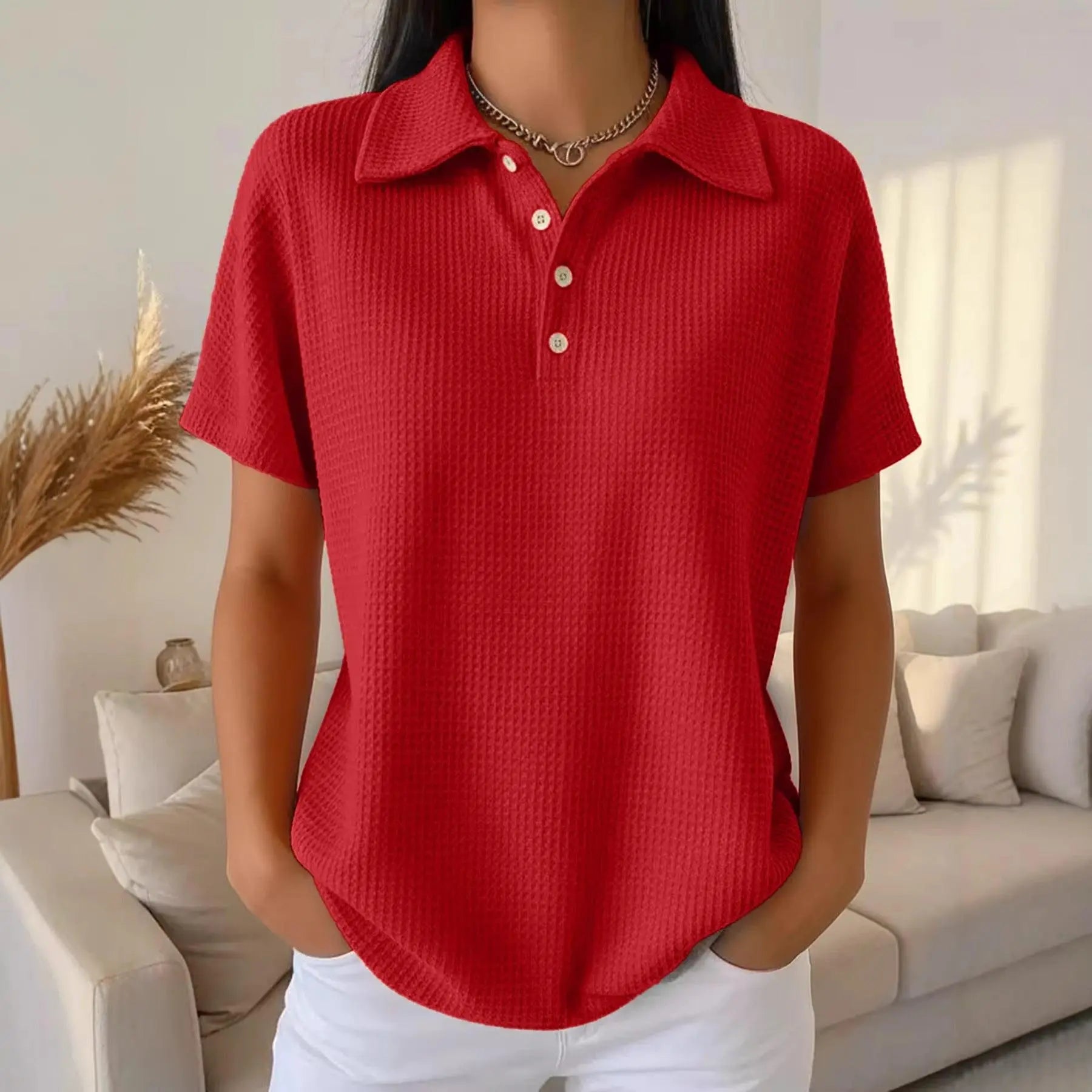 Top rouge à col boutonné, manches courtes, texture côtelée, mode féminine élégante