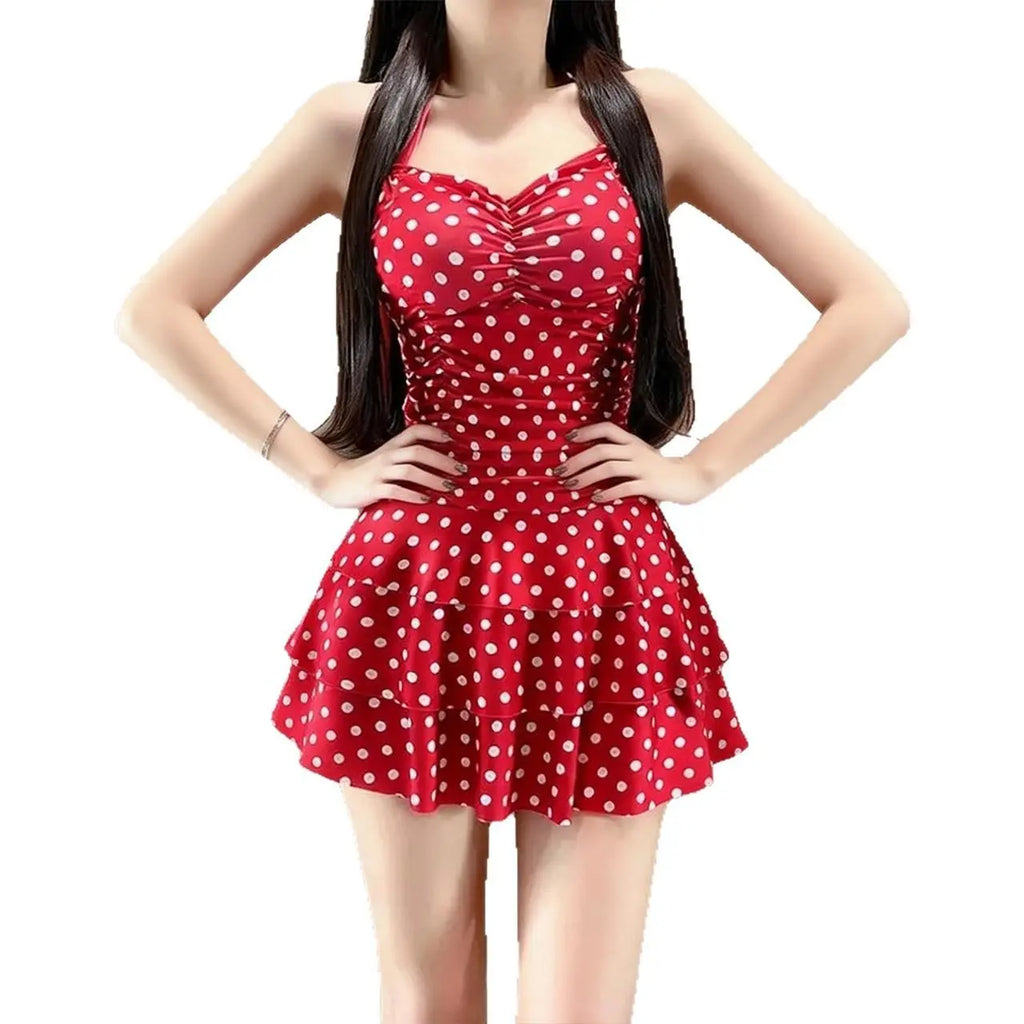 Robe rouge à pois blancs, style féminin et élégant, idéale pour les occasions spéciales
