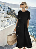 Robe noire mi-longue à boutons, manches courtes, style féminin élégant, vue mer et village blanc