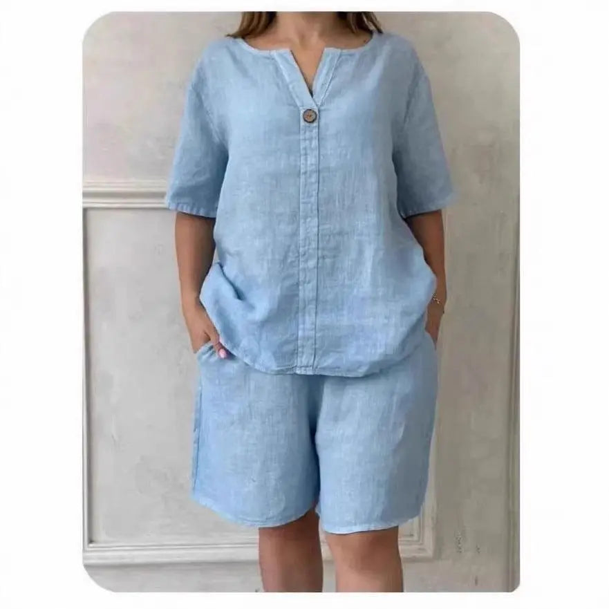 Tenue féminine en lin bleu clair, top manches courtes et shorts, style élégant et confortable