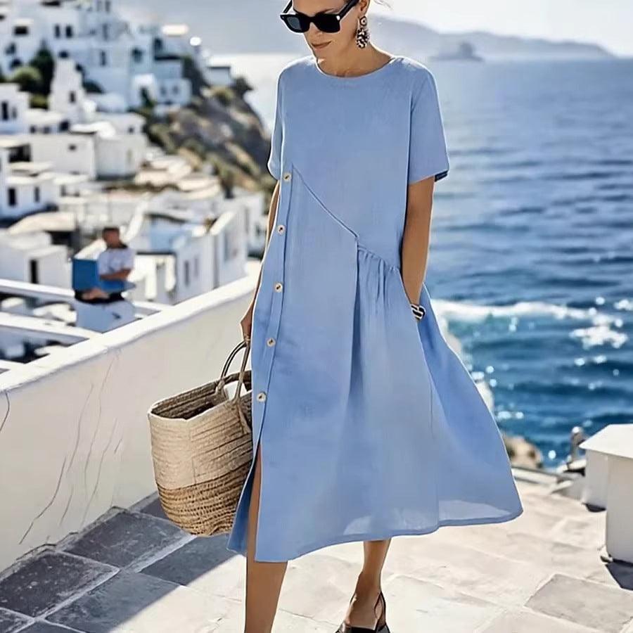 Robe bohème bleue claire à manches courtes, boutons, style féminin élégant, vue mer et village blanc