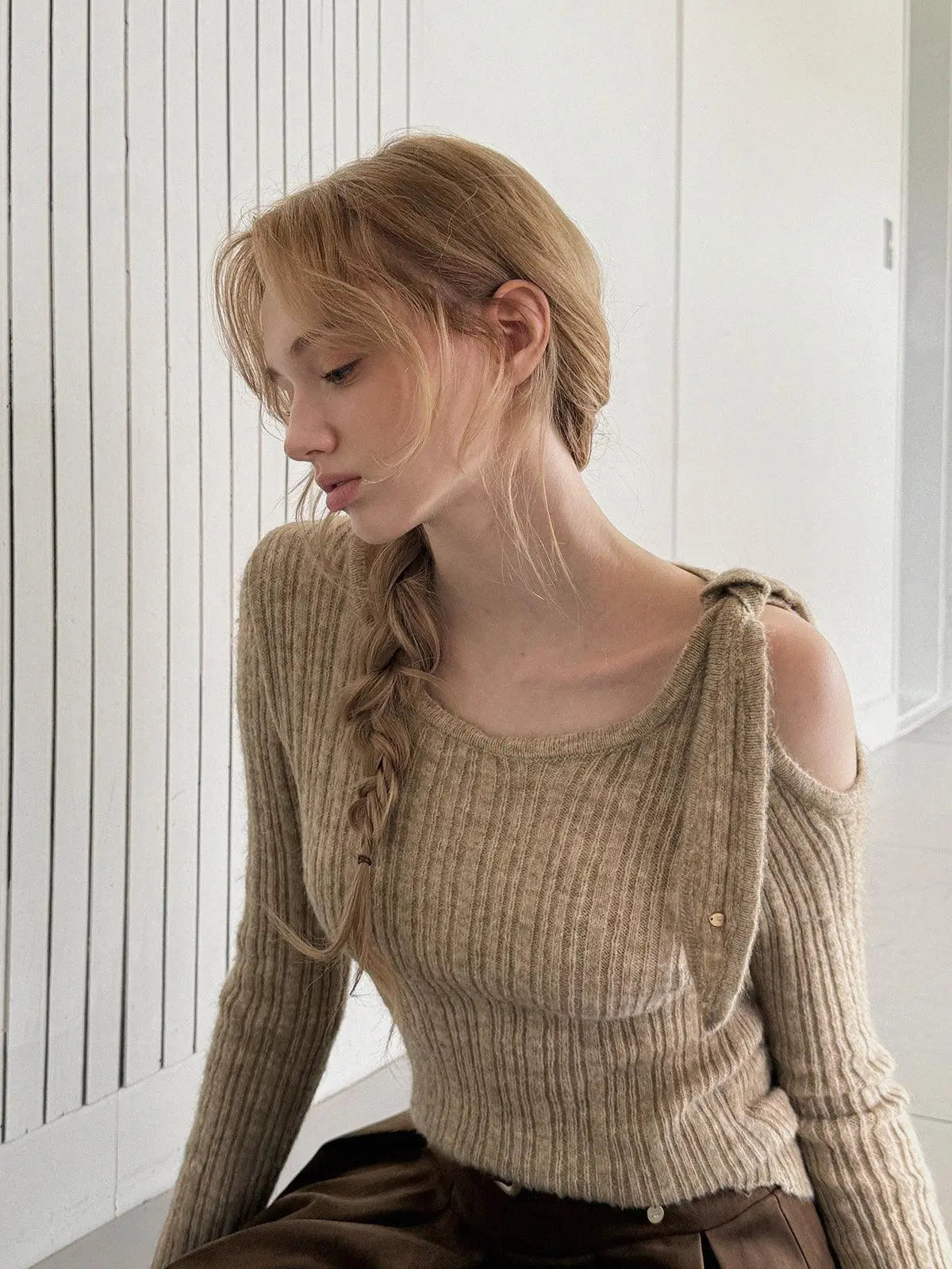 [TWEE] Bohe Shoulder Cut-Out Strap Knit Top-4