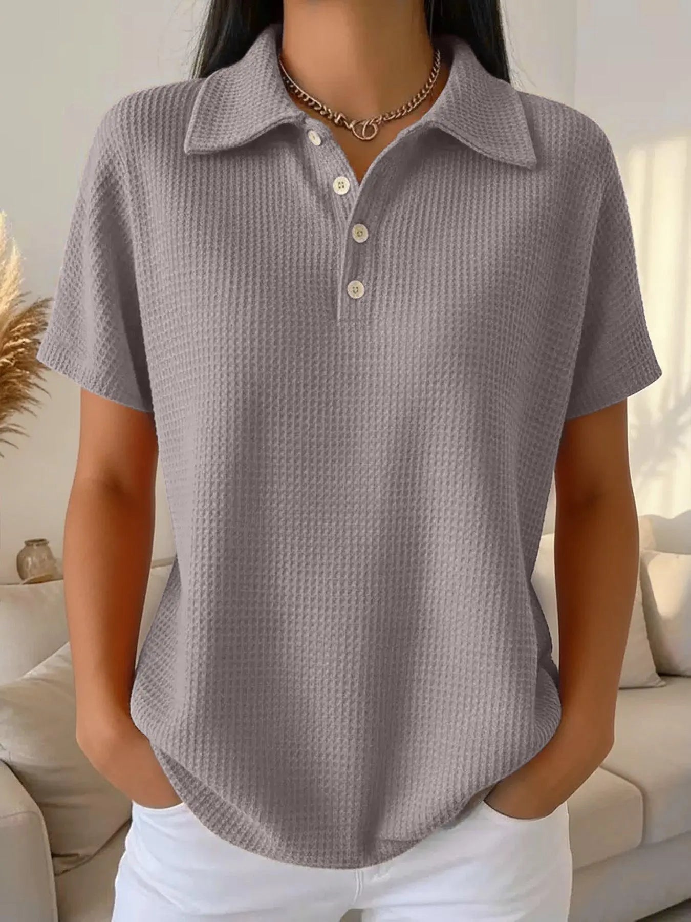 Top féminin gris à col boutonné et texture côtelée, idéal pour look décontracté ou bureau
