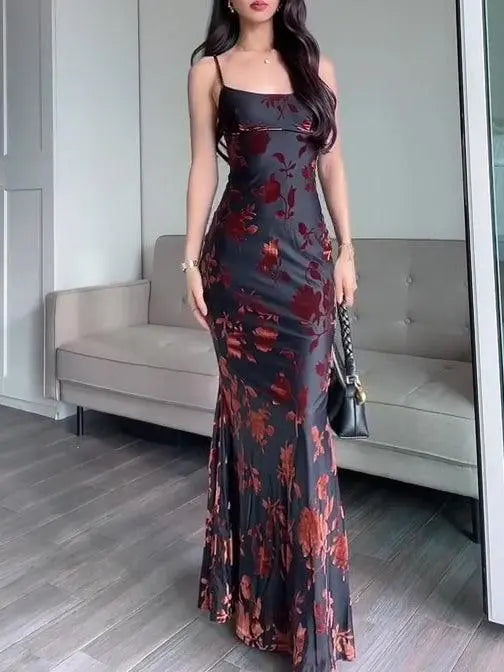 Robe longue féminine à imprimé floral rouge sur fond noir, style élégant pour soirée ou occasion spéciale