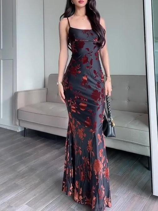 Robe longue féminine à imprimé floral rouge sur fond noir, style élégant pour soirée ou occasion spéciale