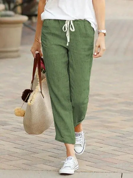Pantalon vert lin femme, style décontracté avec top blanc et baskets, idéal pour la mode féminine quotidienne