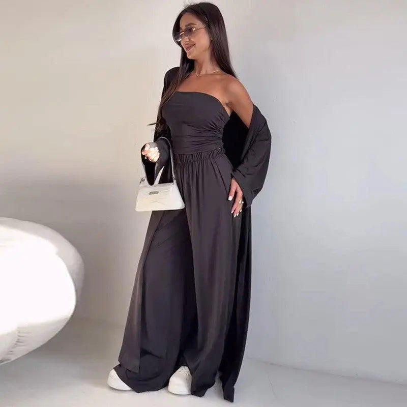 Robe longue noire asymétrique mode féminine, style bohème élégant avec sac blanc et baskets