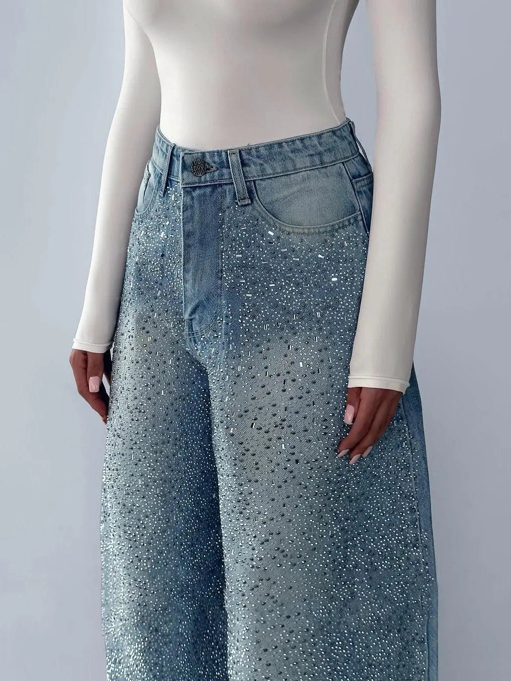 Pantalon en jean large femme orné de paillettes, style mode féminine élégante et tendance