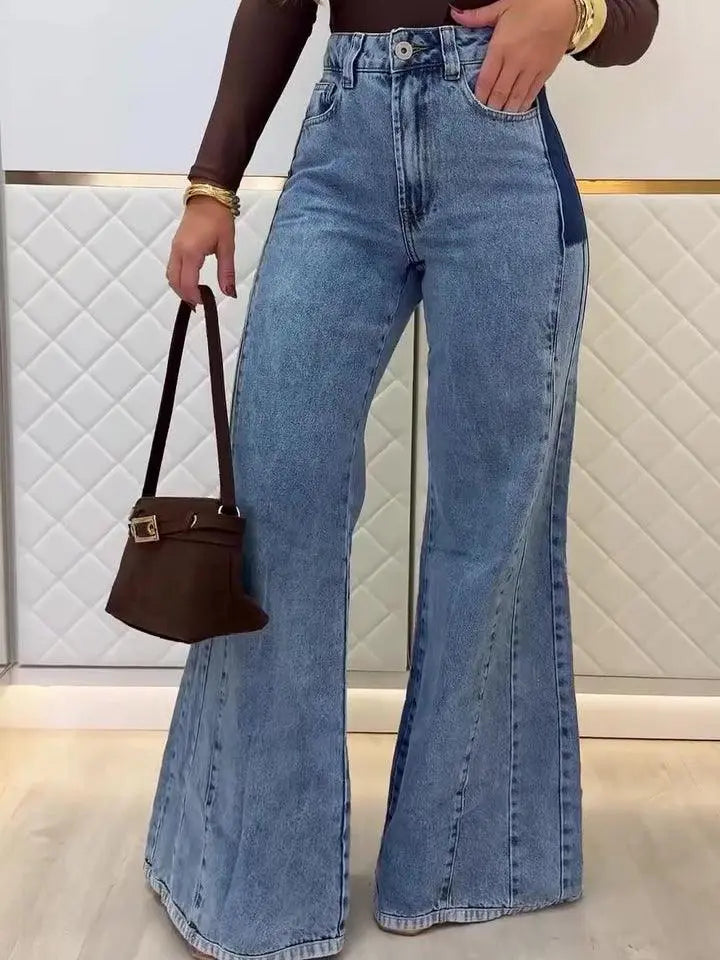 Jeans larges bleu clair femme, coupe flare, style mode féminine avec sac marron