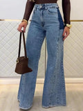 Jeans large taille haute bleu clair avec poches et sac marron, mode féminine tendance
