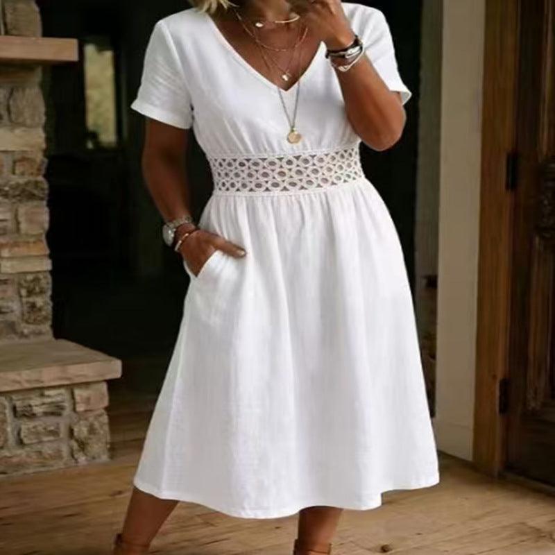 Robe blanche féminine à manches courtes et taille élastiquée, style élégant avec détails ajourés