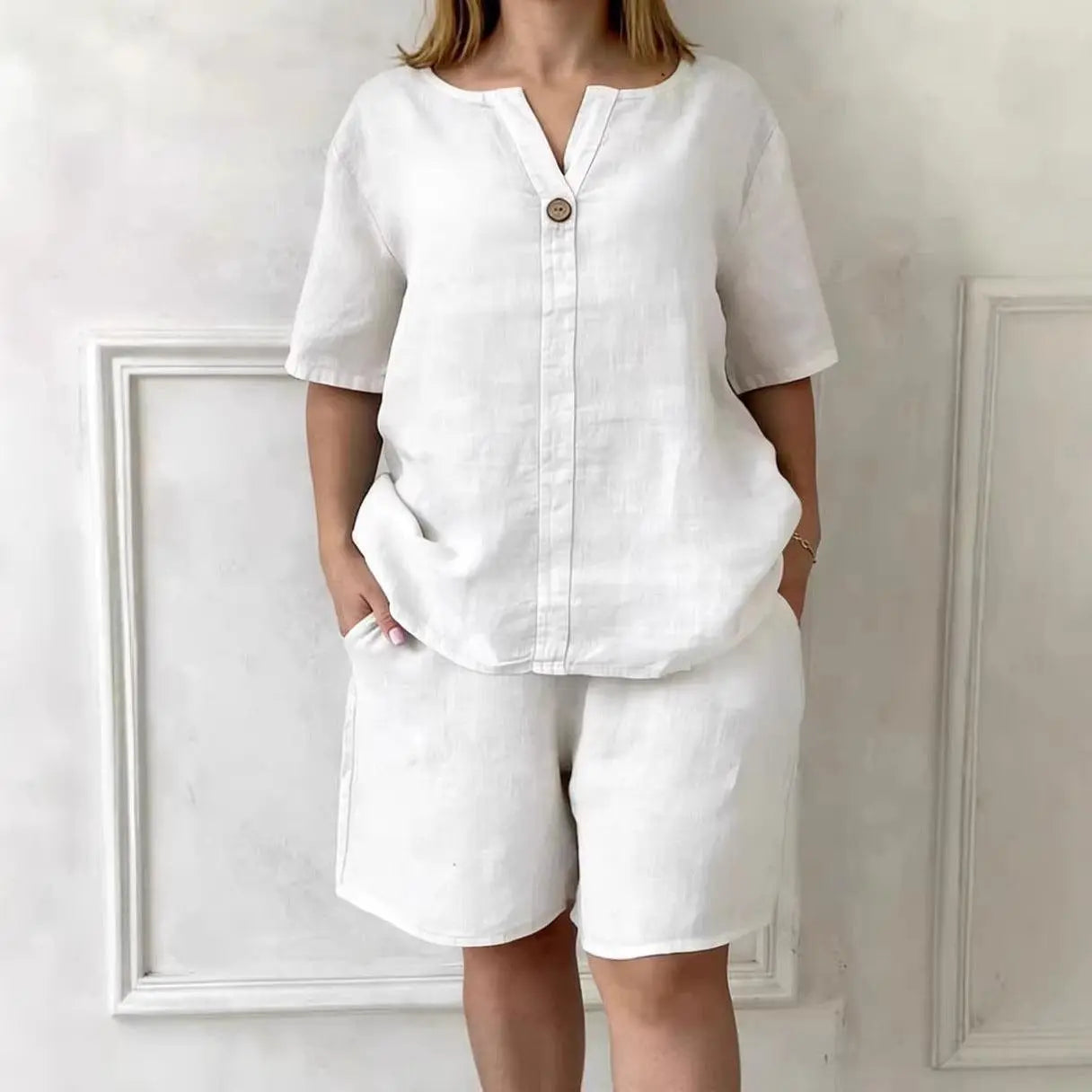 Tunique blanche en lin à manches courtes et bouton, style féminin élégant, assortie à un short coordonné