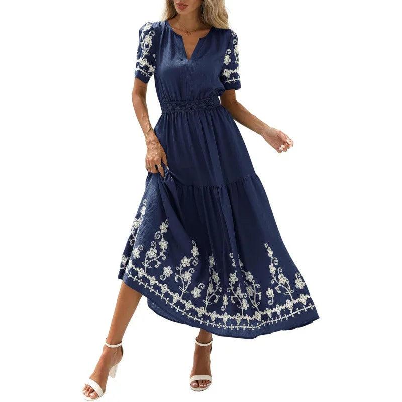 Robe bohème bleu marine à broderies florales, manches courtes, taille élastiquée, style féminin élégant