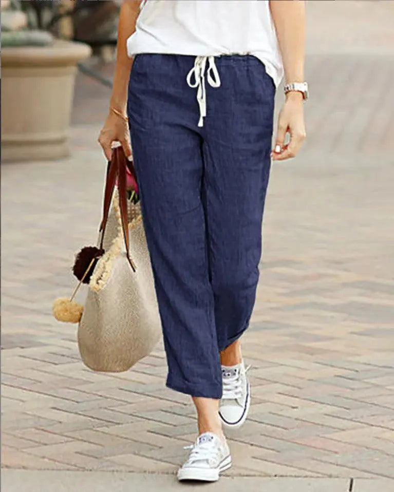 Pantalon lin bleu marine femme, style casual avec top blanc et baskets, idéal pour la mode féminine