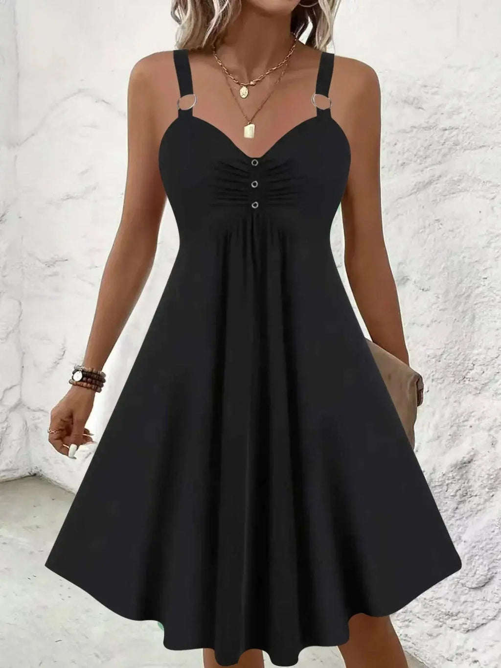 Robe noire élégante à bretelles fines et boutons, style féminin pour toutes occasions