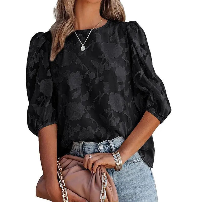 Blouse noire à motifs floraux et manches bouffantes, style féminin élégant