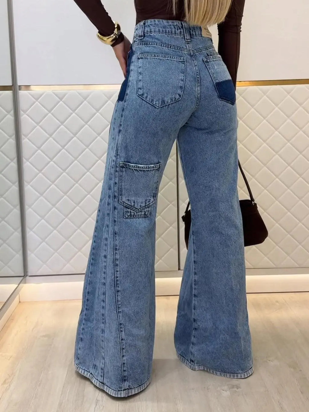 Jeans larges bleu clair à poches cargo, mode féminine tendance