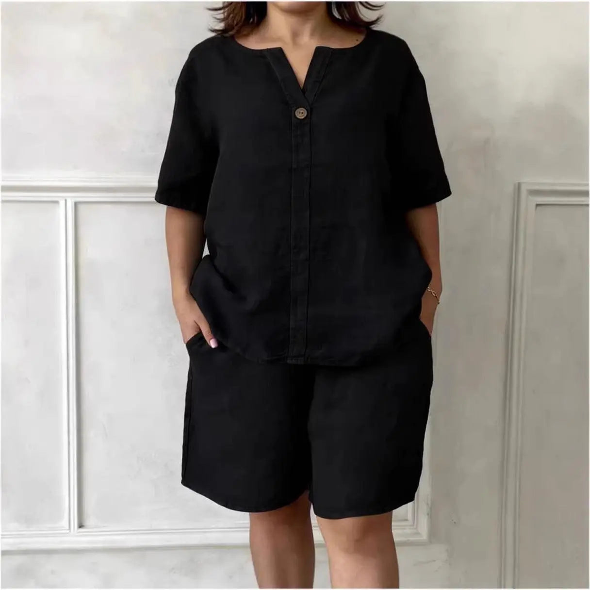 Tenue féminine noire en lin, top manches courtes et shorts, style élégant et confortable