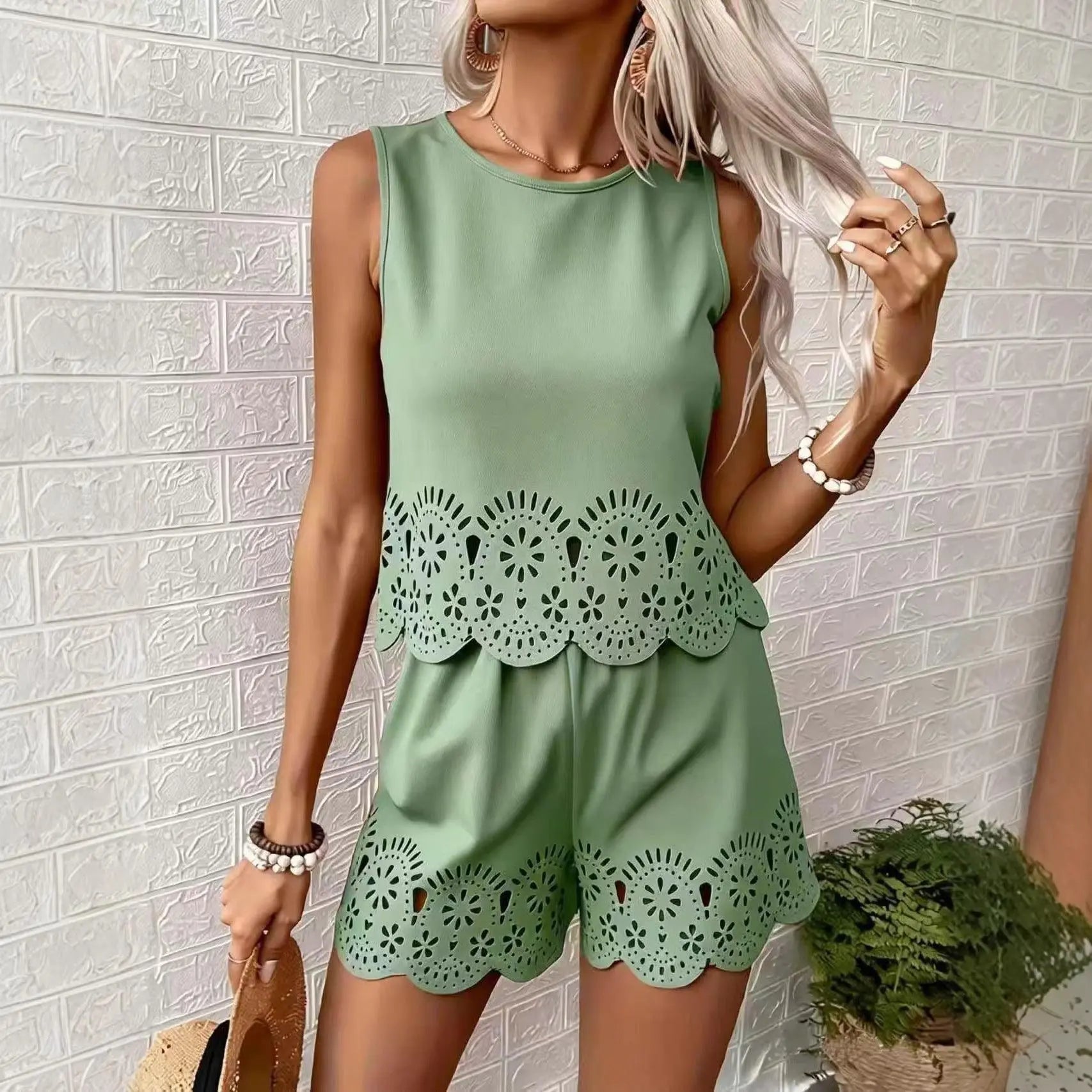 Combinaison verte femme avec découpes florales et bordure ondulée, style bohème élégant