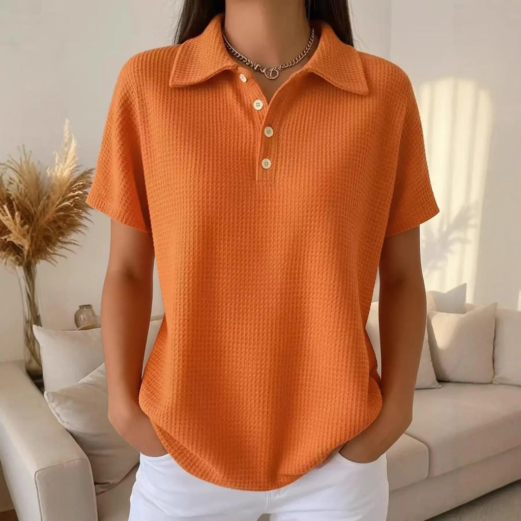 T-shirt polo orange à col boutonné, texture côtelée, mode féminine élégante