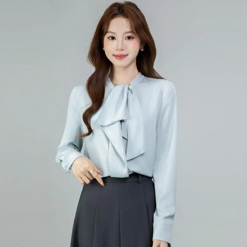 Blouse féminine bleu clair à nœud et manches longues, style élégant pour bureau ou occasion spéciale