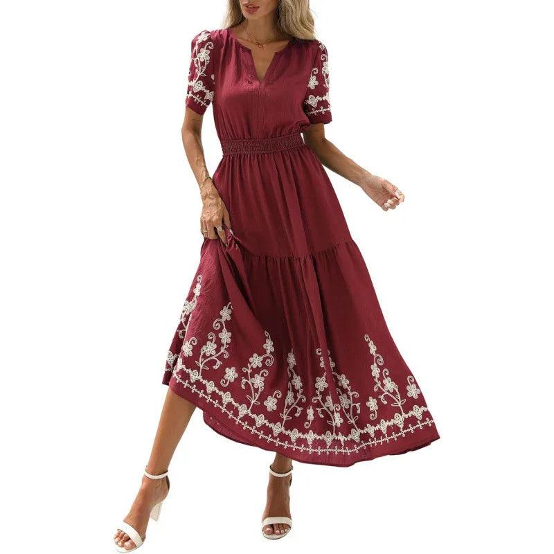 Robe bohème bordeaux à broderies florales, manches courtes, taille élastiquée, style féminin élégant
