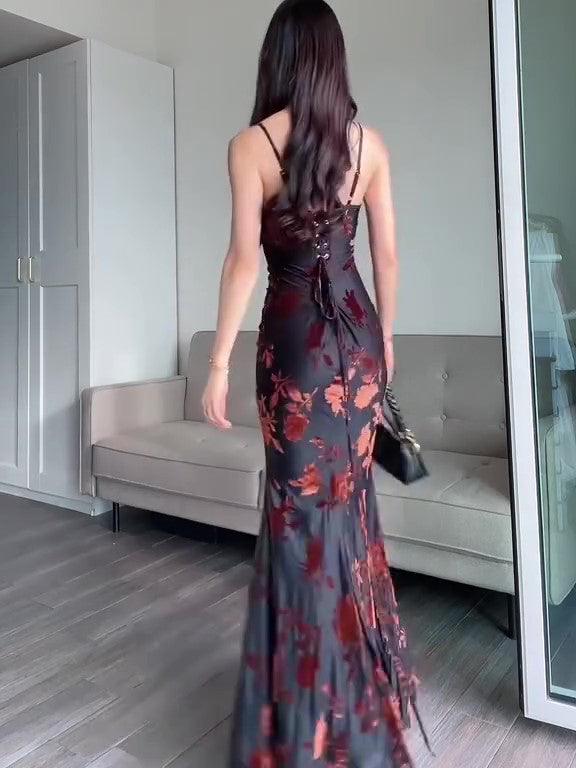 Robe longue féminine à imprimé floral rouge, dos nu et lacets, idéale pour soirée élégante