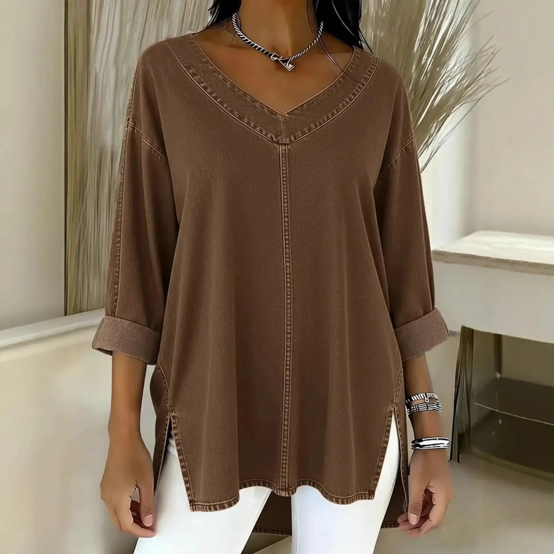 T-shirt féminin marron à col V et manches 3/4, style bohème chic pour mode femme