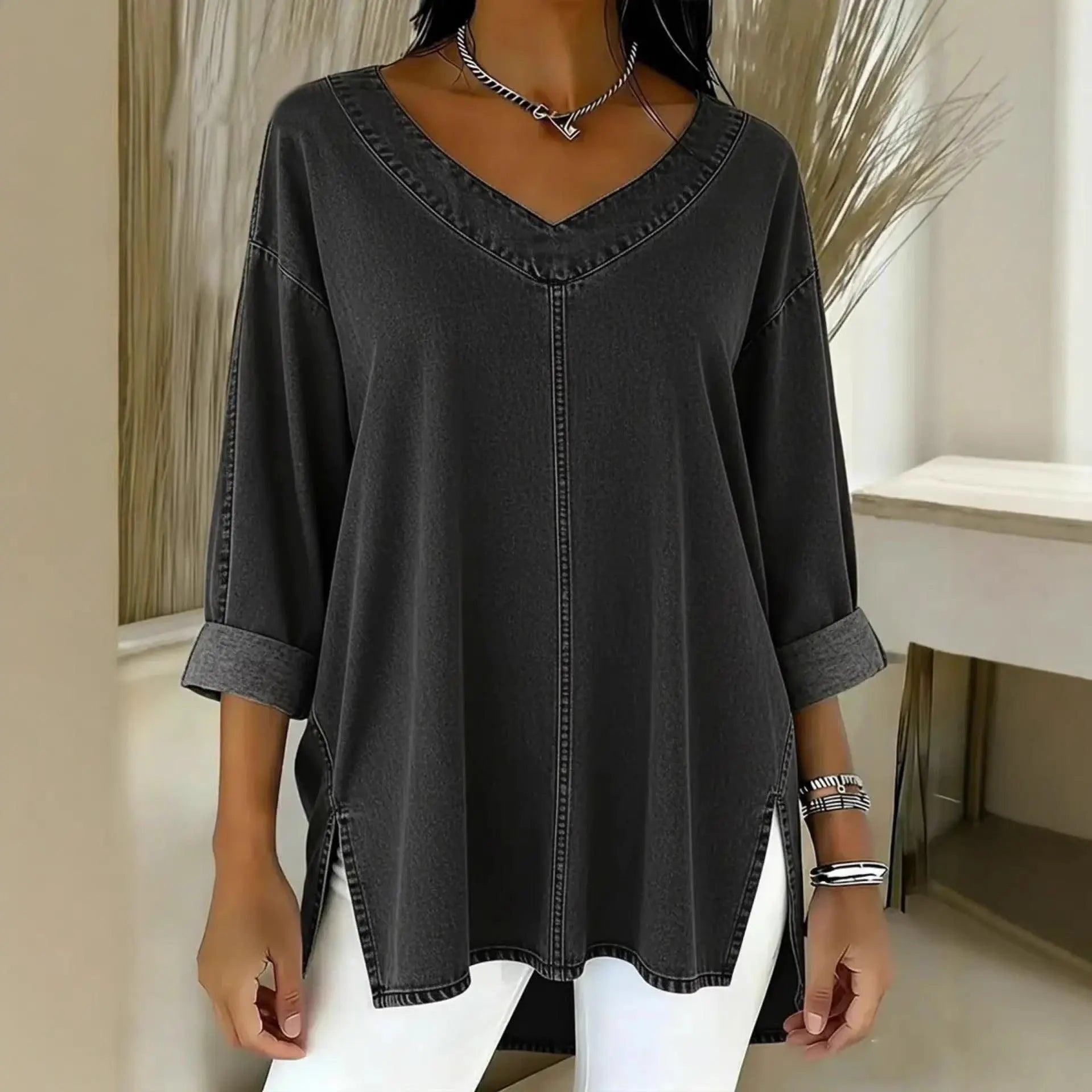 T-shirt féminin gris foncé à col V et manches 3/4, style décontracté et tendance