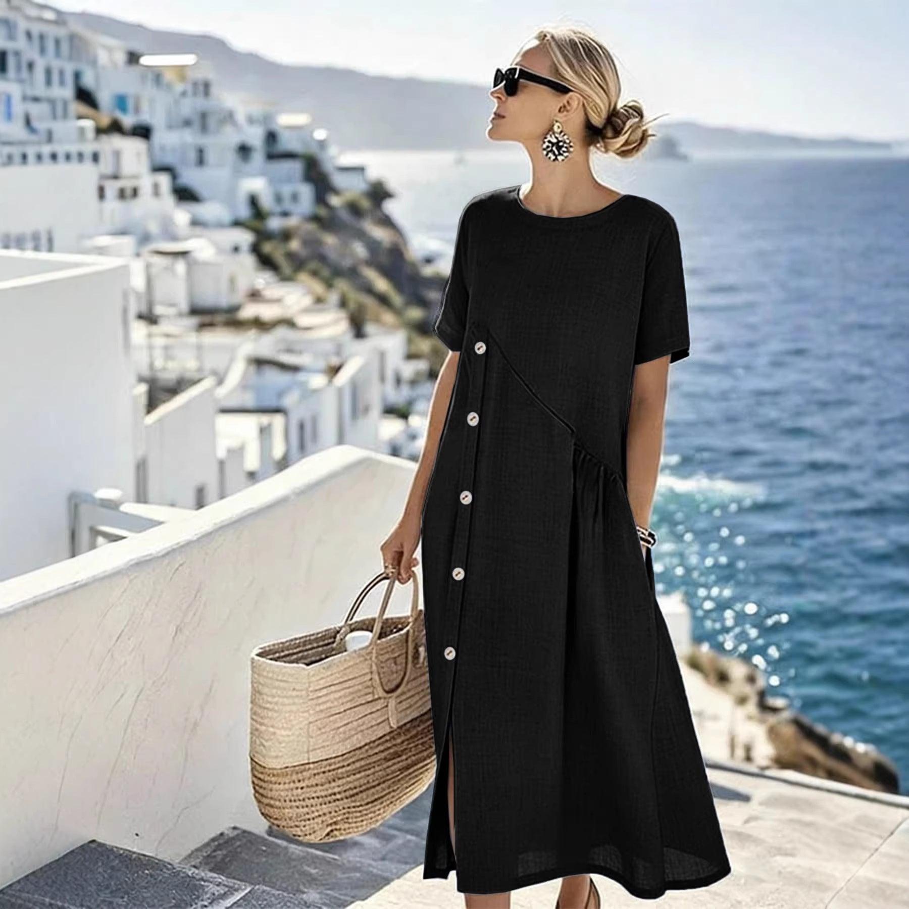 Robe noire mi-longue à manches courtes et boutons, style féminin élégant, vue mer et village blanc