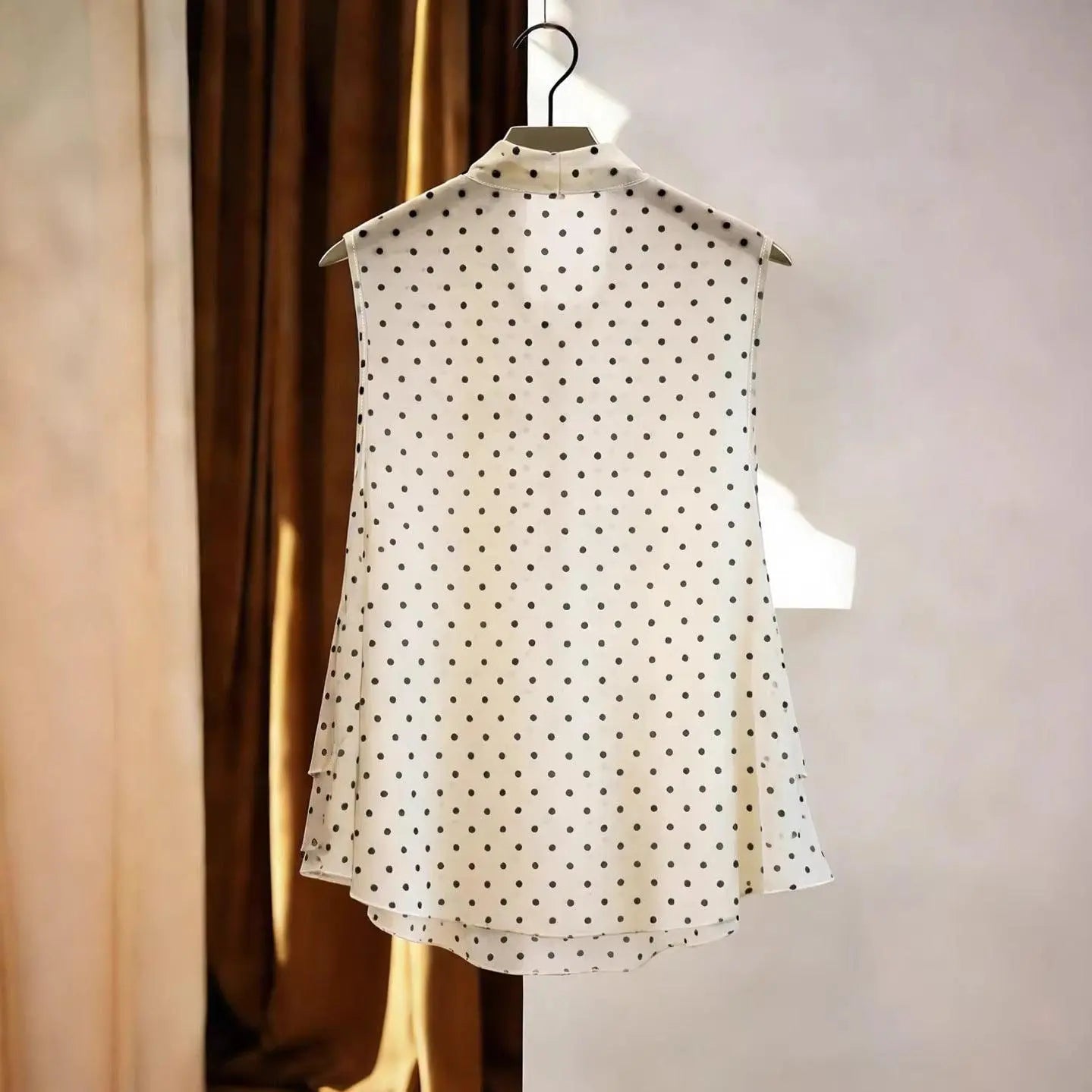 Top féminin blanc à pois noirs, sans manches, col montant, style élégant et fluide