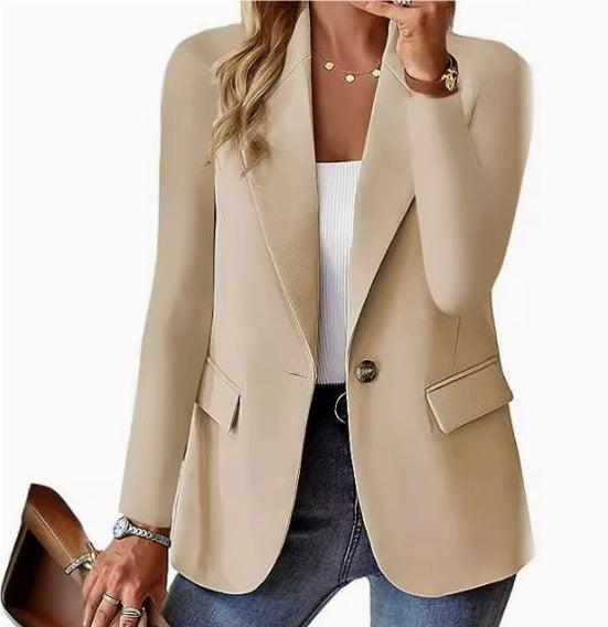 Blazer beige élégant pour femme, style mode féminine, associé à un top blanc et jeans