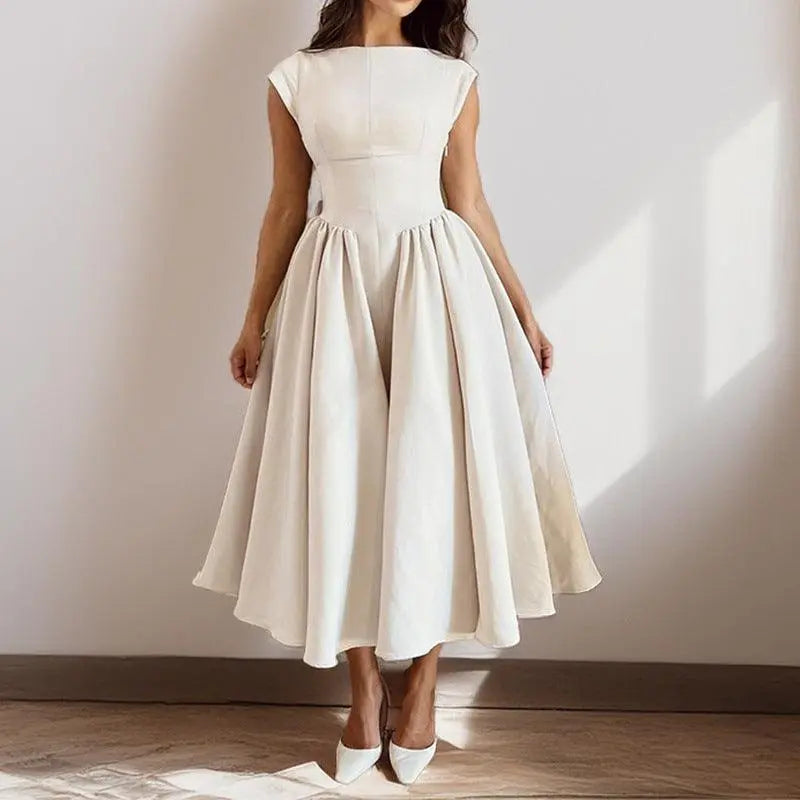 Robe féminine élégante blanche à manches courtes et taille cintrée, style vintage