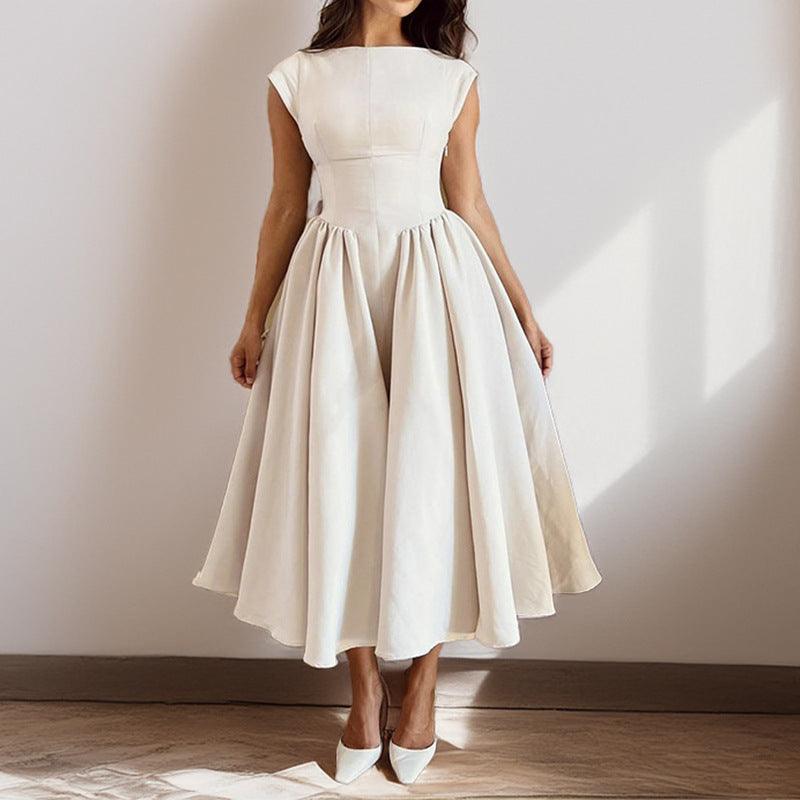 Robe féminine élégante blanche à manches courtes et taille cintrée, style vintage