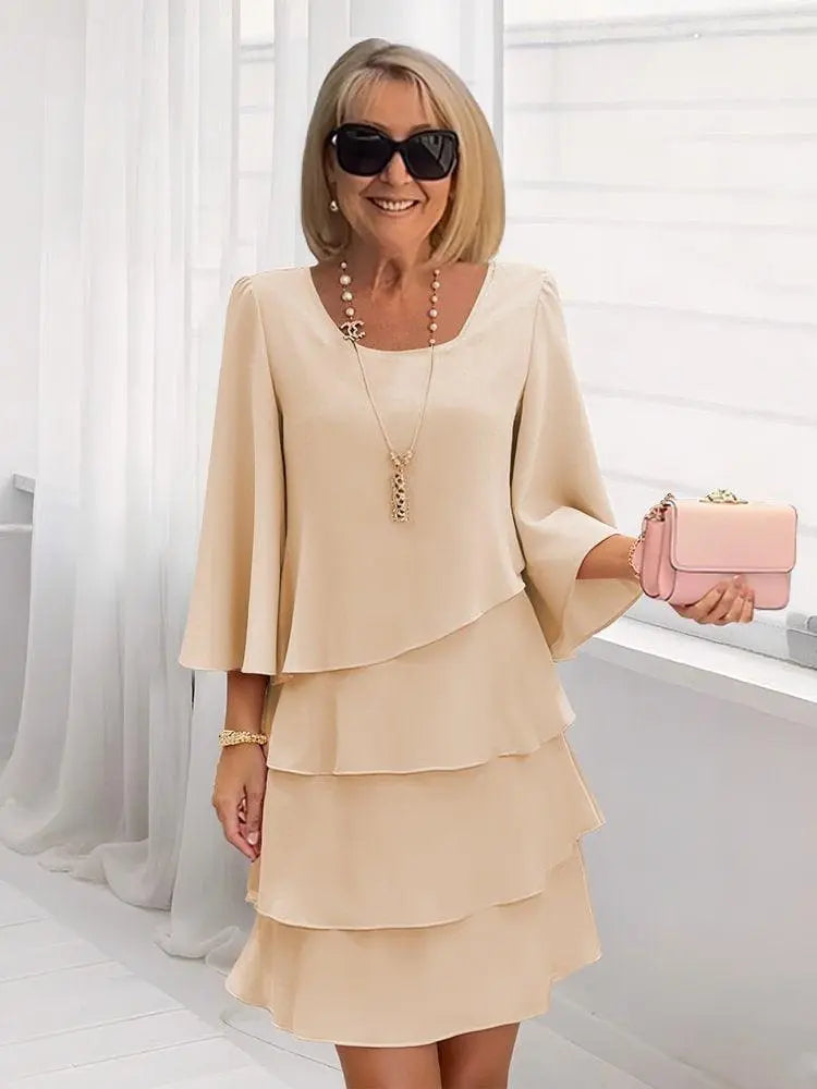 Robe féminine beige à volants et manches larges, idéale pour les occasions élégantes