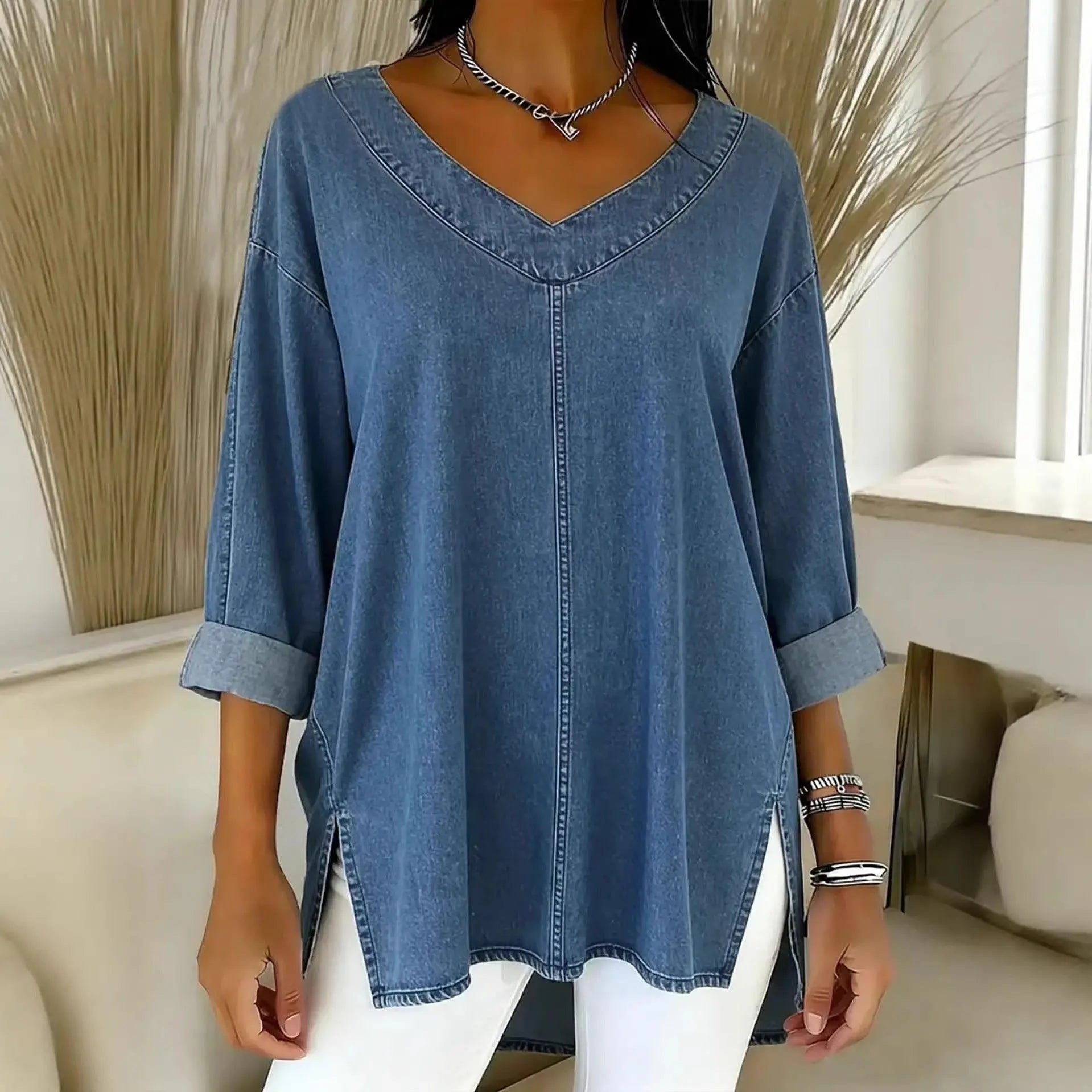T-shirt en jean bleu femme, col V, manches 3/4, coupe ample et fentes latérales, mode féminine