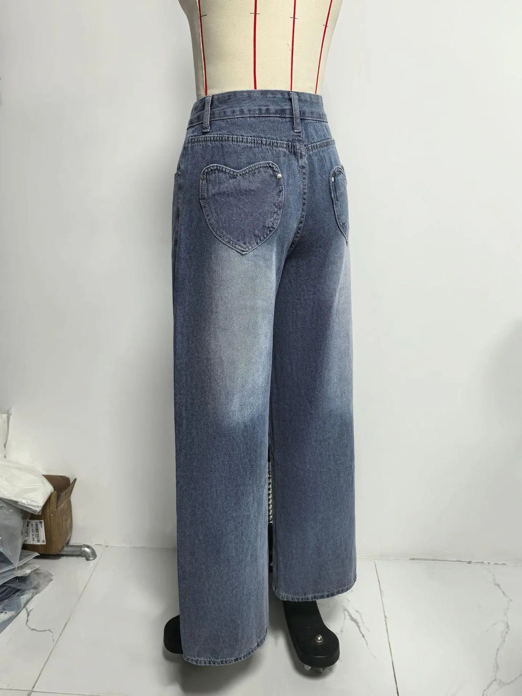Pantalon en jean large à poches cœur, mode féminine tendance