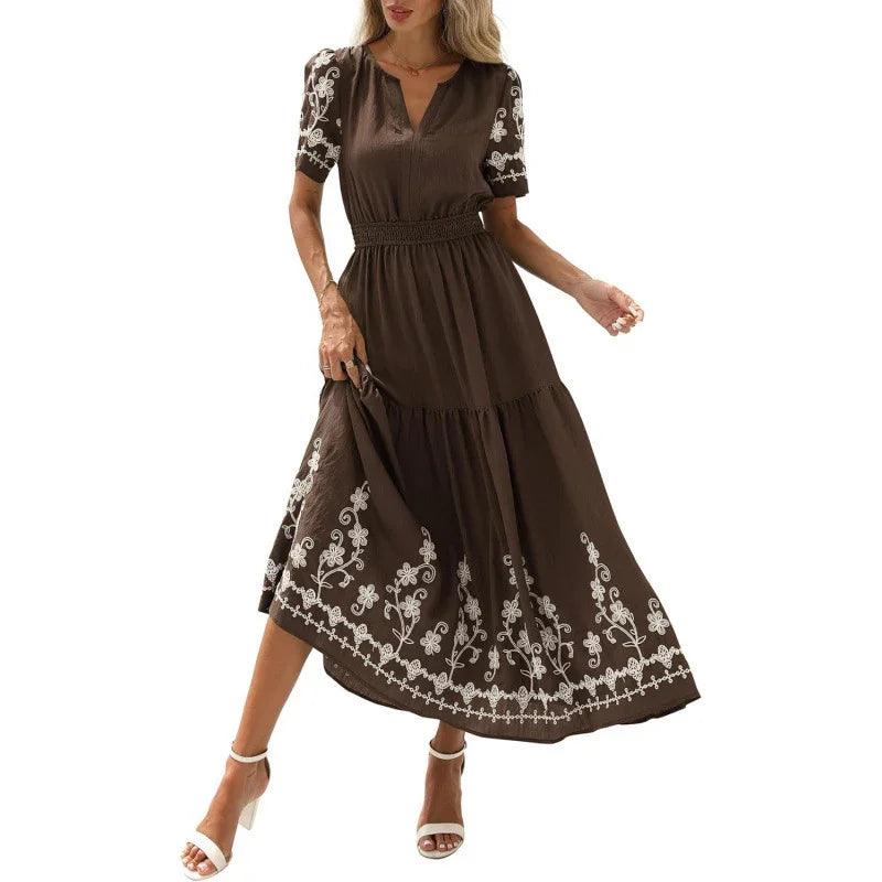 Robe bohème marron à broderies florales blanches, manches courtes, taille élastiquée, style féminin élégant