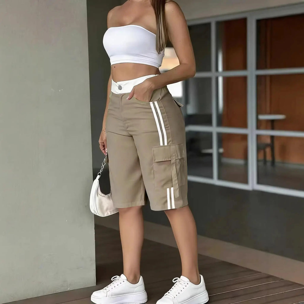 Shorts cargo beige à rayures blanches, taille haute, style féminin et décontracté