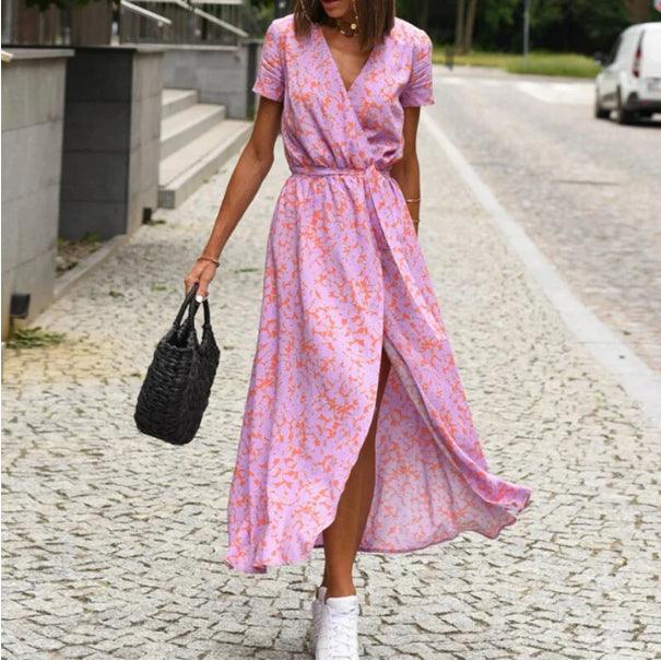 Robe féminine imprimée rose et violette, manches courtes, fente latérale, idéale pour les occasions décontractées