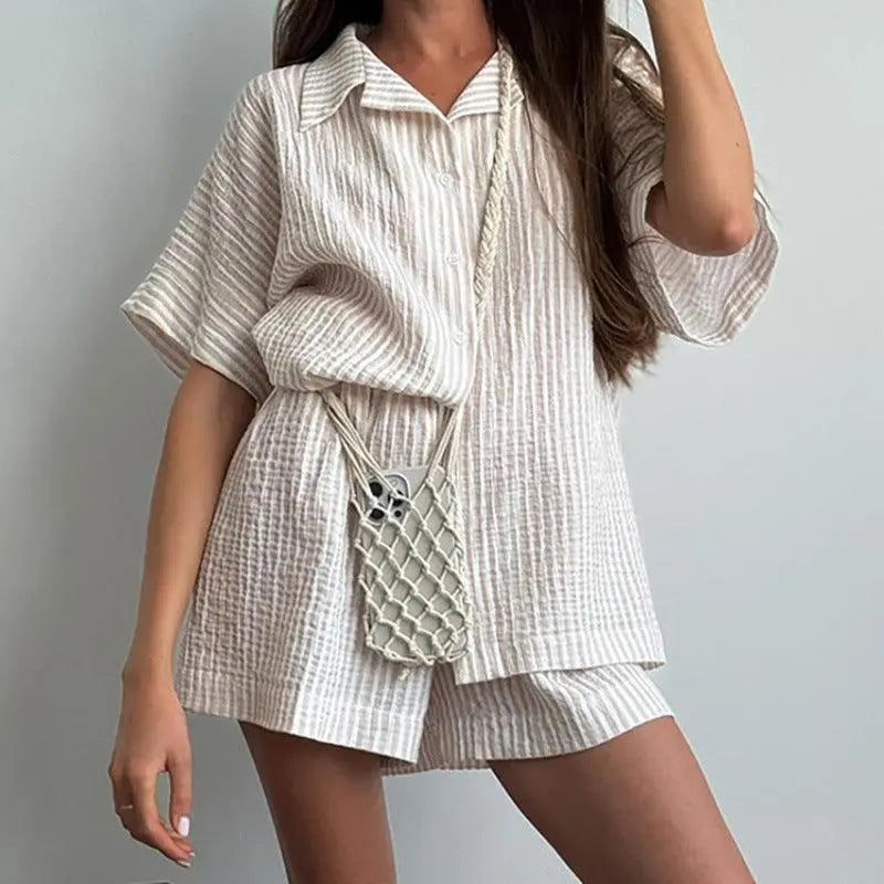Tenue féminine élégante : chemise et short rayés, style bohème chic avec sac filet