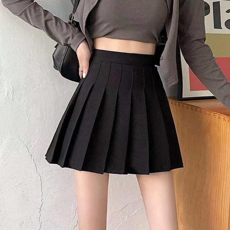 Jupe plissée noire courte taille haute, style féminin élégant pour tenues décontractées ou bureau