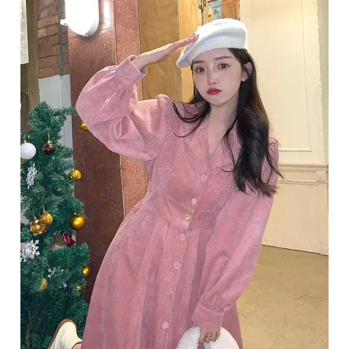 Robe bohème verte claire à broderies florales, manches courtes, taille élastiquée, style féminin élégant