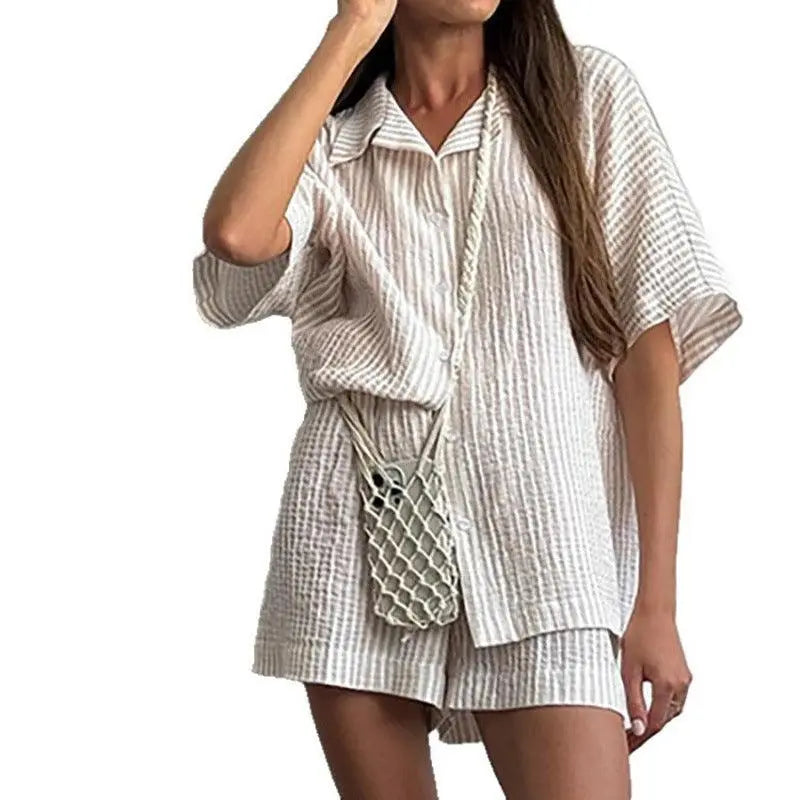Ensemble pyjama rayé beige et blanc, chemise à manches courtes et shorts, style décontracté féminin