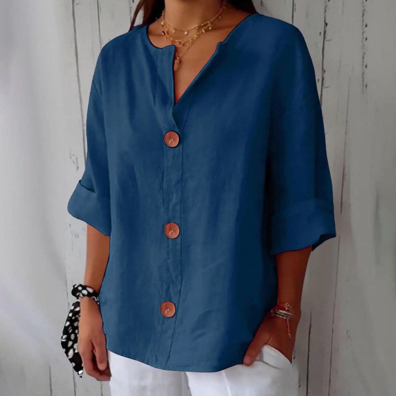 Blouse bleue femme à boutons, manches 3/4, col V, style bohème chic pour tenue décontractée
