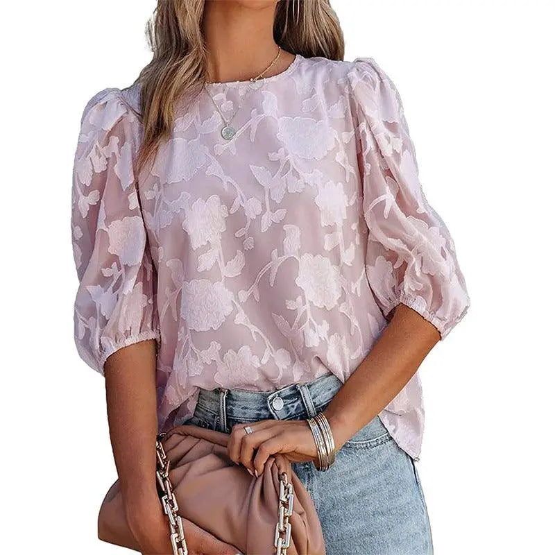 Blouse féminine rose pâle à motifs floraux et manches bouffantes, idéale pour un look élégant et bohème.